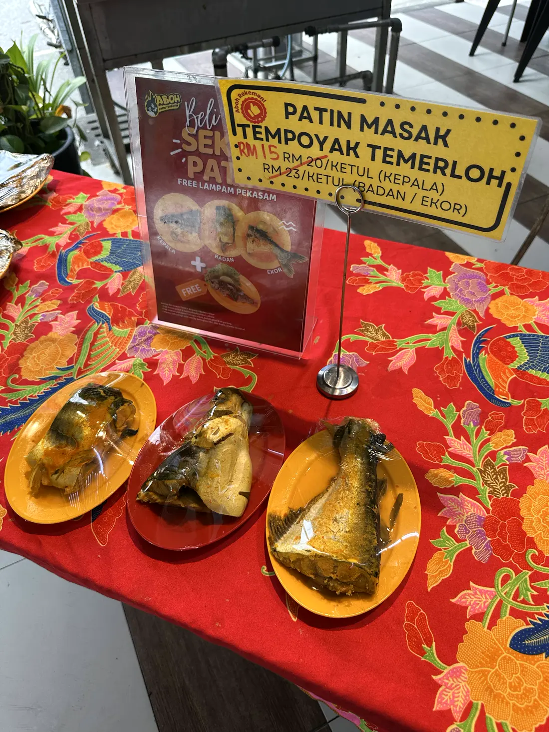 Pulut kuning, lontong dan lauk kampung